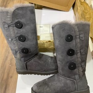 UGG Women's gray Bailey Button triplet  Boots